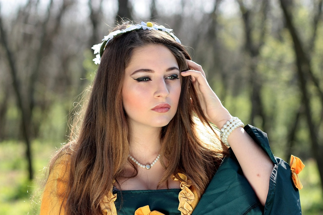 女的喊疼越来越往里寨App古装: 从戏剧看古代女性的生活与爱情