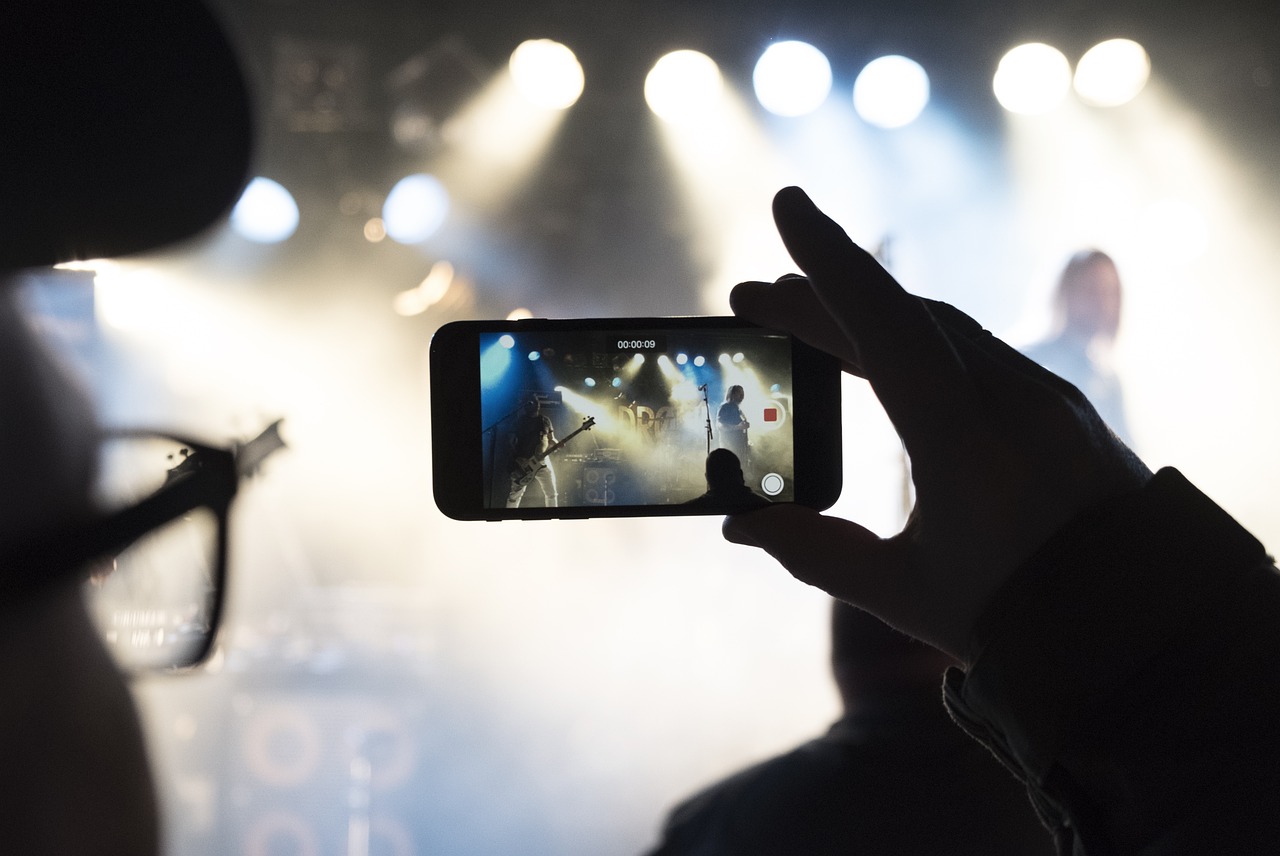 夜间十大禁止直播: 深夜守则与人们生活的潜在影响