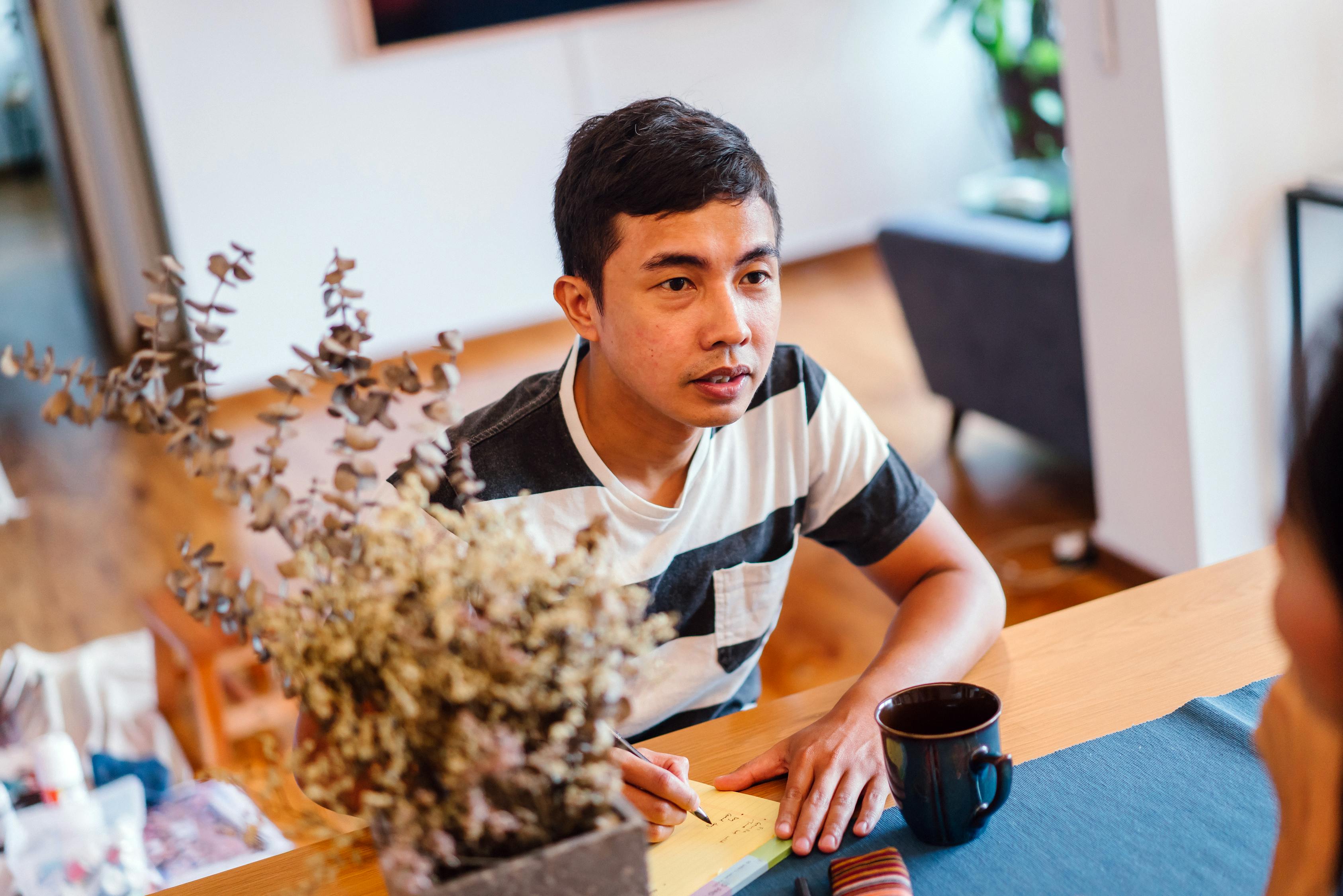 两人差差差: 社交场合中的微妙差距